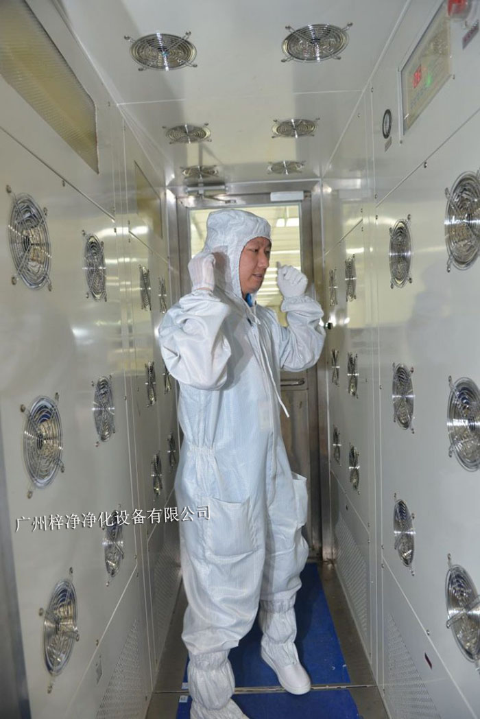 風(fēng)淋室是一種用于去除人員、物料表面塵埃的凈化設(shè)備