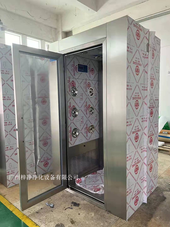風(fēng)淋室的主要功能是通過高速氣流將塵埃和污物吹離工作人員的衣物和身體，從而確保進(jìn)入潔凈室的環(huán)境符合規(guī)定的潔凈度標(biāo)準(zhǔn)。