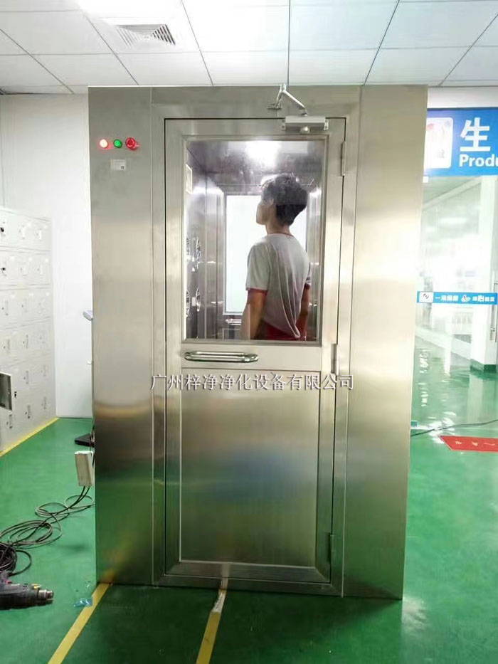 風(fēng)淋室正確使用對于確保潔凈室的環(huán)境質(zhì)量和產(chǎn)品安全至關(guān)重要。