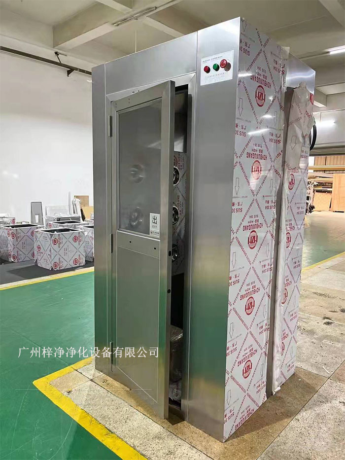 風(fēng)淋室是潔凈室中用于人員凈化的重要裝置。