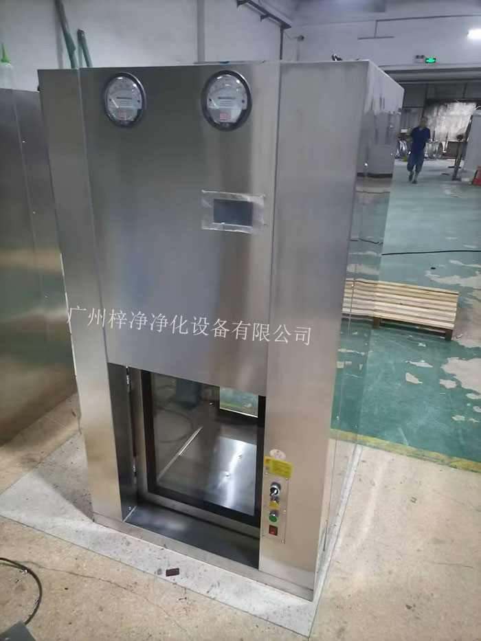 傳遞窗是一種用于潔凈室內(nèi)部或潔凈室與外界之間傳遞物品的設(shè)備，可以防止外部污染進(jìn)入潔凈室。